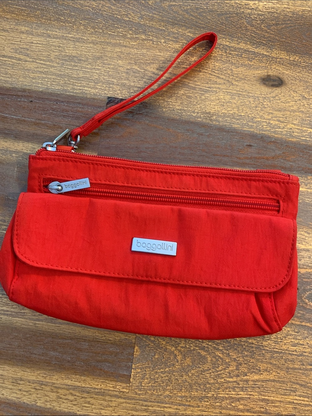 Baggallini red wristlet